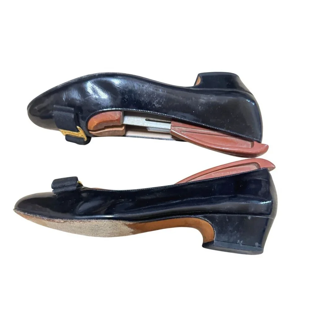 Salvatore Ferragamo Black Patent Leather Heels Sz 8.5 AA Gold Buckle & Bow Detai